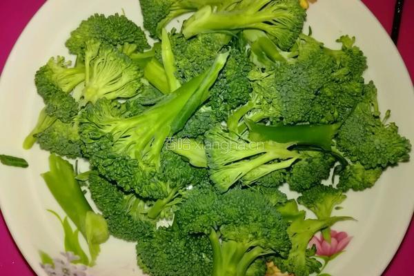凉拌西兰花的做法图解1