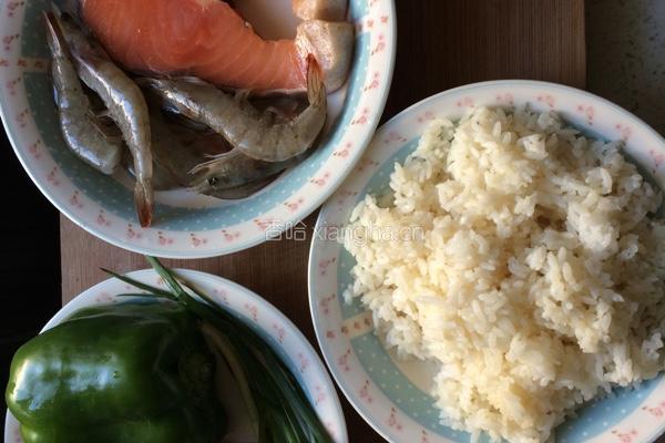 三文鱼青椒洋葱炒饭的做法图解1