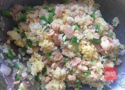 三文鱼青椒洋葱炒饭的做法图解7