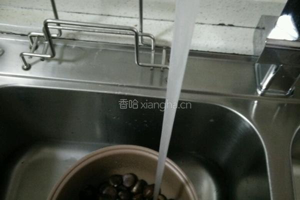 懒人厨艺一一电饭煲煮板栗的做法图解1