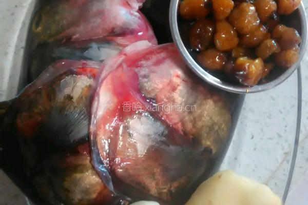 泡辣蒸鱼头的做法图解1