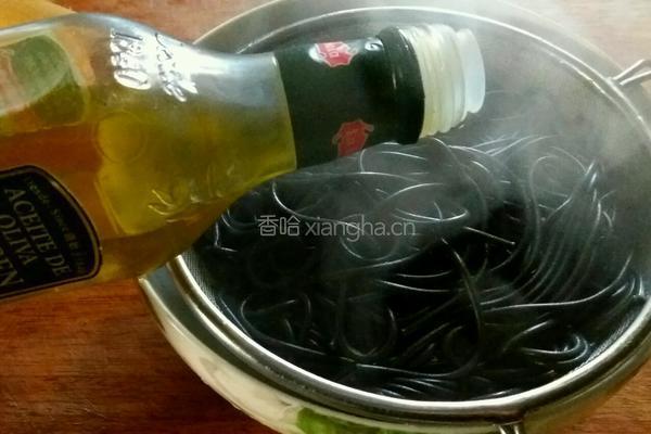 意大利面（鲜鱿墨鱼面）的做法图解5