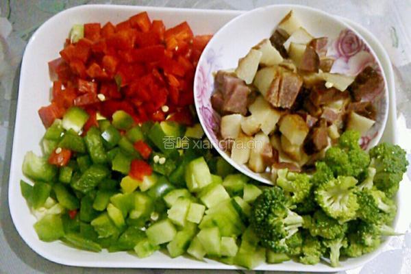 彩蔬腊味炒饭的做法图解2