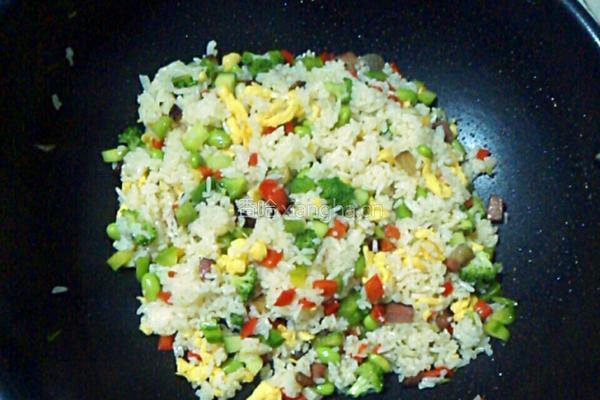 彩蔬腊味炒饭的做法图解12