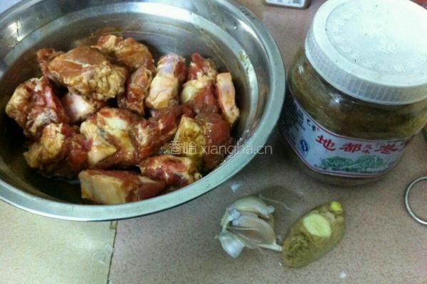 冬菜炖排骨的做法图解1