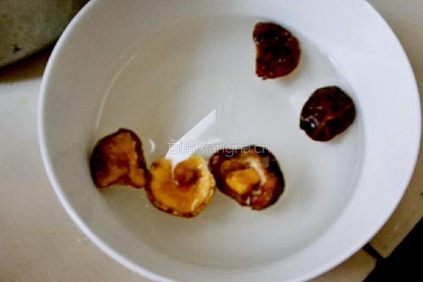 香菇红枣鸡腿汤的做法图解2