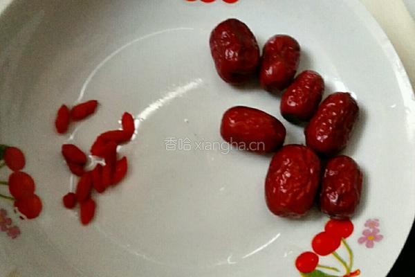 香菇红枣鸡腿汤的做法图解3