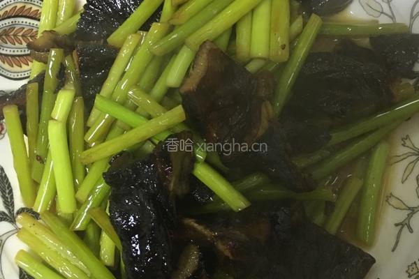 蒜苗炒腊肉的做法图解3