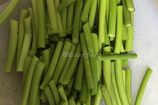 蒜苗炒腊肉的做法图解1