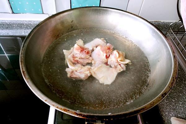 香菇虫草煲鸡汤的做法图解3