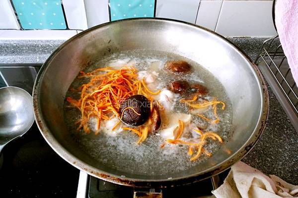香菇虫草煲鸡汤的做法图解4