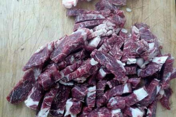 牛肉炖豆腐的做法图解1