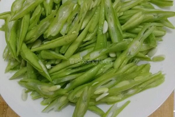 肉末扁豆丝的做法图解1