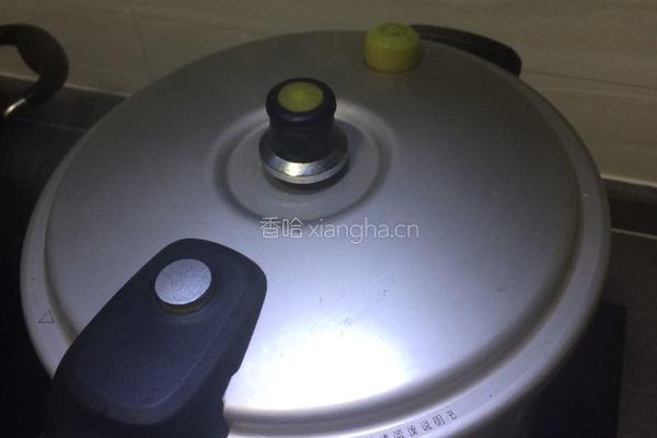 玉米胡萝卜排骨汤的做法图解6