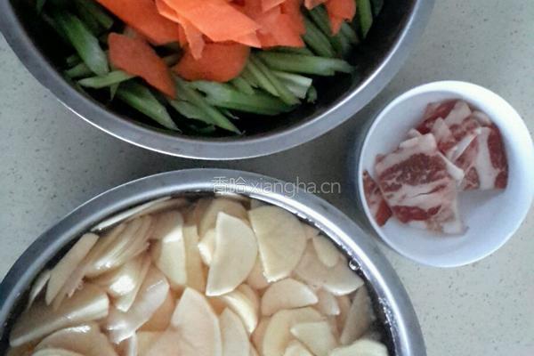芹菜炒土豆片的做法图解1