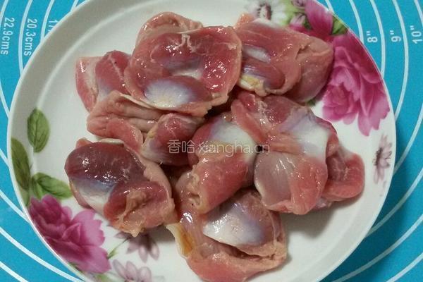 豆角炒鸡胗的做法图解1