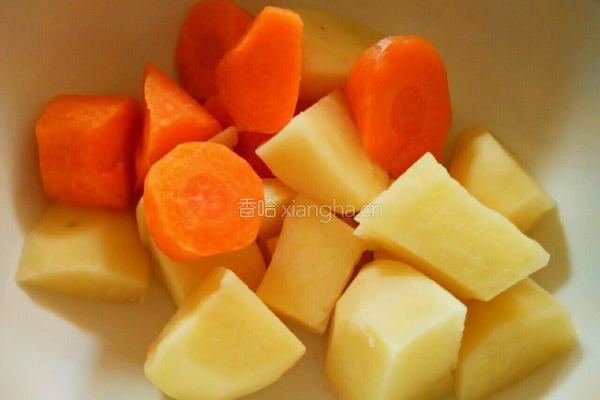 土豆焖鸡的做法图解1