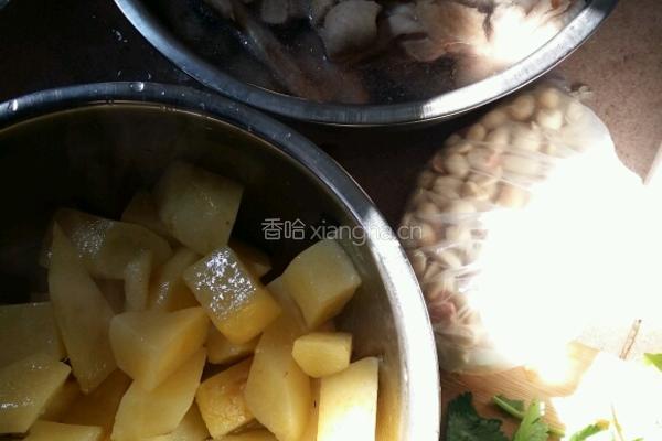 土豆烧鸡的做法图解1