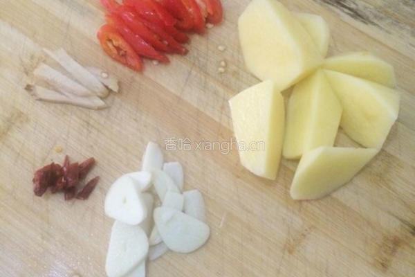 土豆烧鸭块的做法图解3