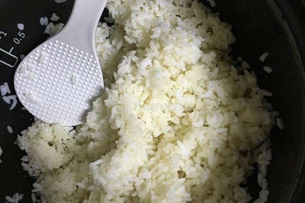 酱油炒饭的做法图解1