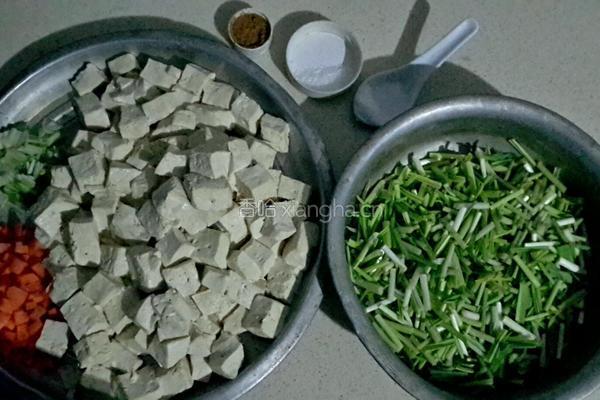 蒜苗炒豆腐的做法图解1