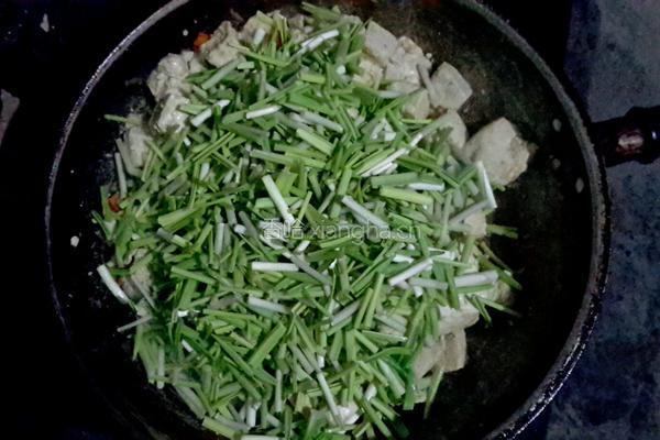 蒜苗炒豆腐的做法图解4