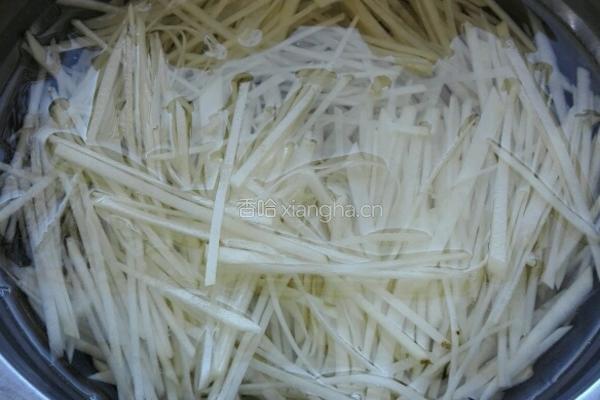 酸菜土豆丝的做法图解1