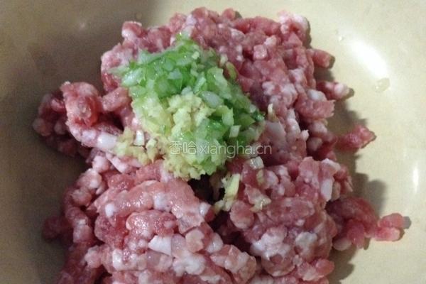白菜肉卷的做法图解1