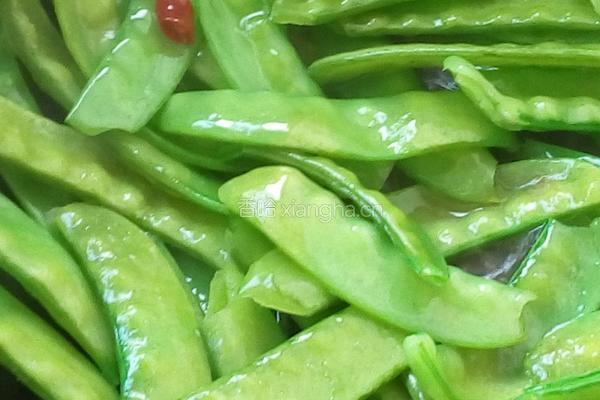 荷兰豆炒腊肉的做法图解2
