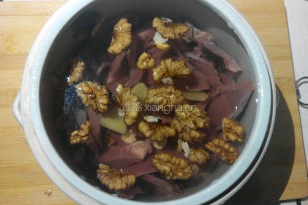 核桃莲子炖猪心的做法图解5