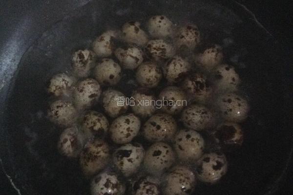 虎皮鹌鹑蛋的做法图解1