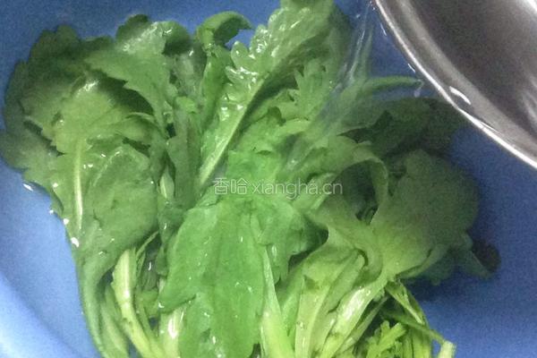 茼蒿炒鸡蛋的做法图解1