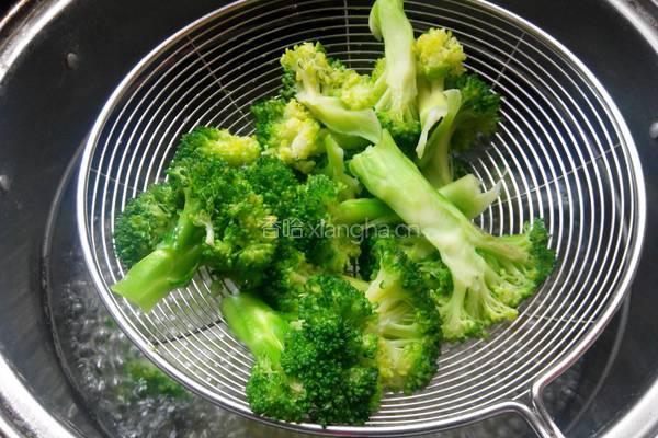 杏鲍菇炒西兰花的做法图解5