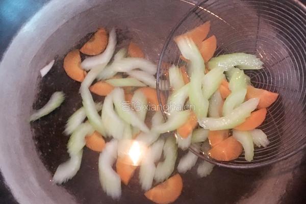 腐竹木耳炒西芹的做法图解5