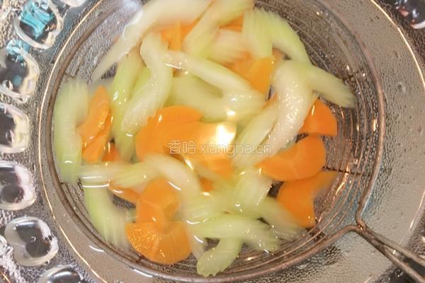 腐竹木耳炒西芹的做法图解6