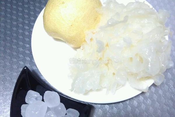 冰糖银耳炖雪梨的做法图解1