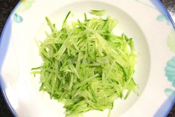 黄瓜肉松番茄酱鸡蛋饼的做法图解2