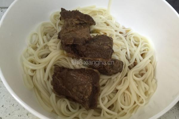 卤牛腩汤面的做法图解7