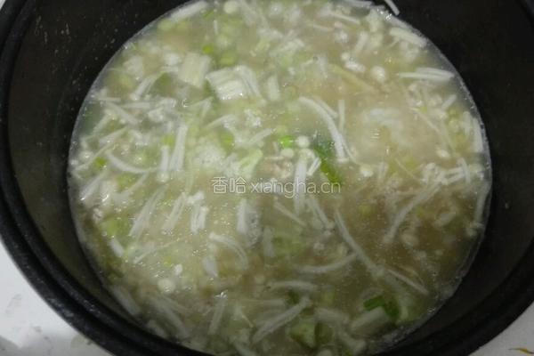 金针菇瘦肉粥的做法图解4