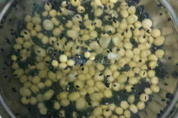 黑豆芝麻浓浆的做法图解1