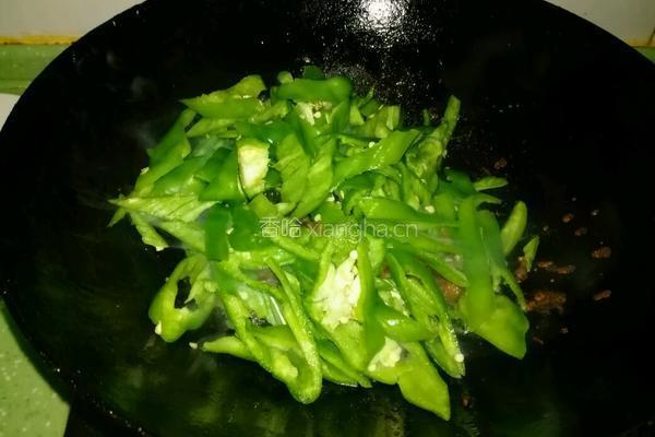 尖椒炒肉的做法图解4