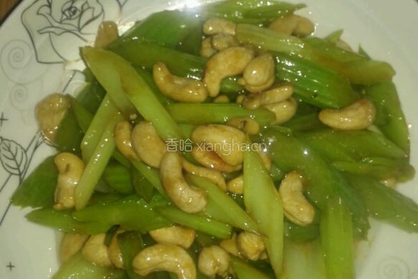 西芹炒腰果的做法图解6