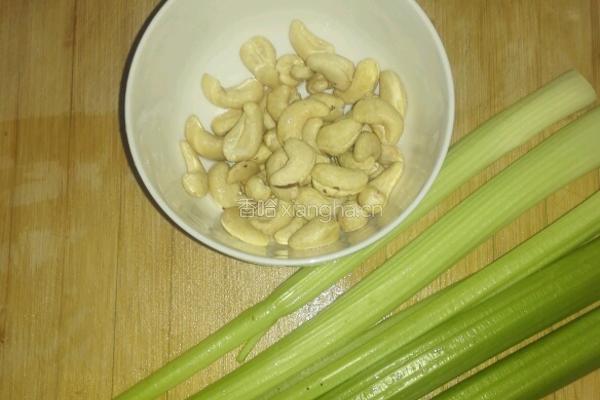 西芹炒腰果的做法图解1