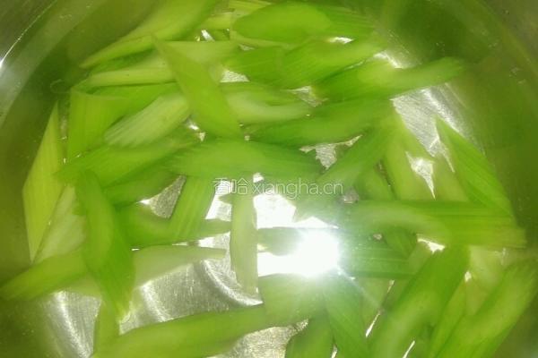 西芹炒腰果的做法图解3