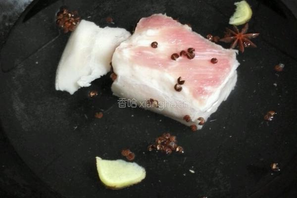 酸菜扣肉的做法图解1