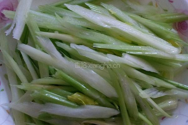 西芹炒鸡蛋的做法图解1