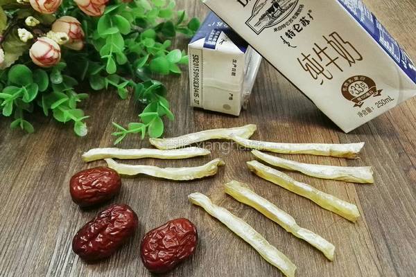 鱼胶炖牛奶甜品的做法图解1