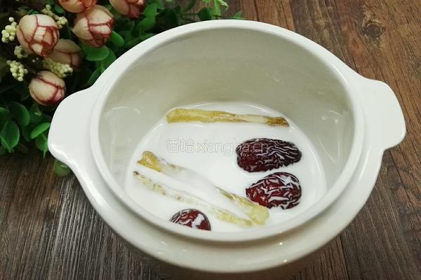 鱼胶炖牛奶甜品的做法图解2