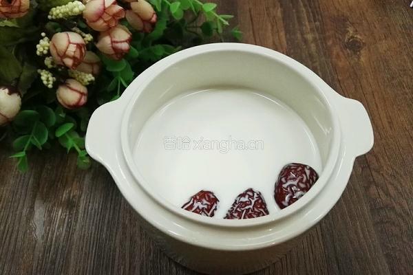 鱼胶炖牛奶甜品的做法图解3