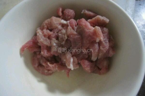 菠菜炒肉的做法图解1
